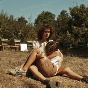 Eva: Carol Duarte stringe il giovanissimo Tommaso Zoppi