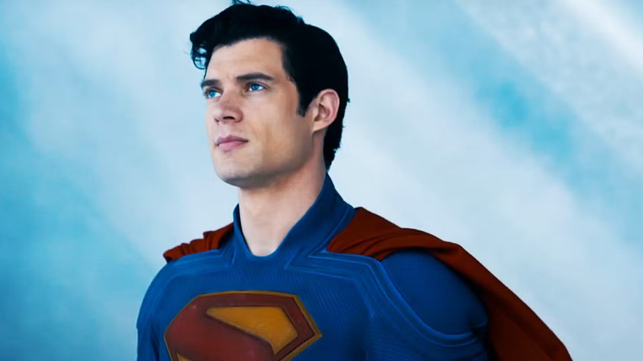 Superman: Man of Tomorrow, James Gunn annuncia il via alle riprese con una foto dal set