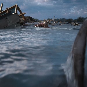 Thrash - Furia dall'oceano: la pinna di uno squalo che punta la sua preda