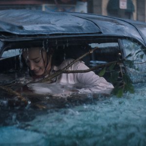 Thrash - Furia dall'oceano: Phoebe Dynevor bloccata in auto mentre tutto si sta allagando