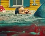 Thrash - Furia dall’oceano, recensione: tra disaster movie e squali nel thriller Netflix