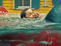 Thrash - Furia dall'oceano, recensione: tra disaster movie e squali nel thriller Netflix