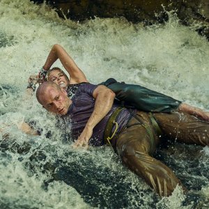 Apex: Charlize Theron e Taron Egerton in una scena presi nelle rapide