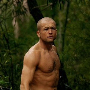 Apex: Taron Egerton in una scena