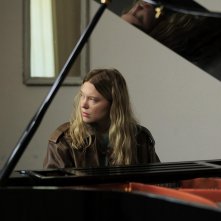 Gentle Monster: Lea Seydoux al pianoforte