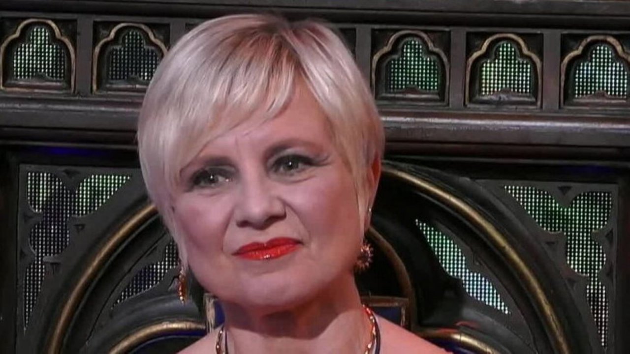 GF Vip, Antonella Elia colpisce Paola Caruso con un cocco. Ilary Blasi costretta a intervenire