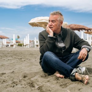 Nel tepore del ballo: Massimo Ghini sulla spiaggia