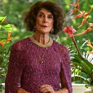 Anna Savva interpreta Hortense LeRoux
