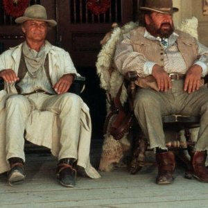 Botte di Natale: Bud Spencer e Terence Hill seduti