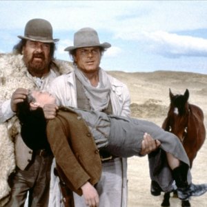 Botte di Natale: Bud Spencer e Terence Hill con un corpo tra le braccia
