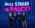 Dalla strada al palco su Rai 1, l’ultimo azzardo (calcolato) di Carlo Conti