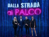 Dalla strada al palco su Rai 1, l'ultimo azzardo (calcolato) di Carlo Conti