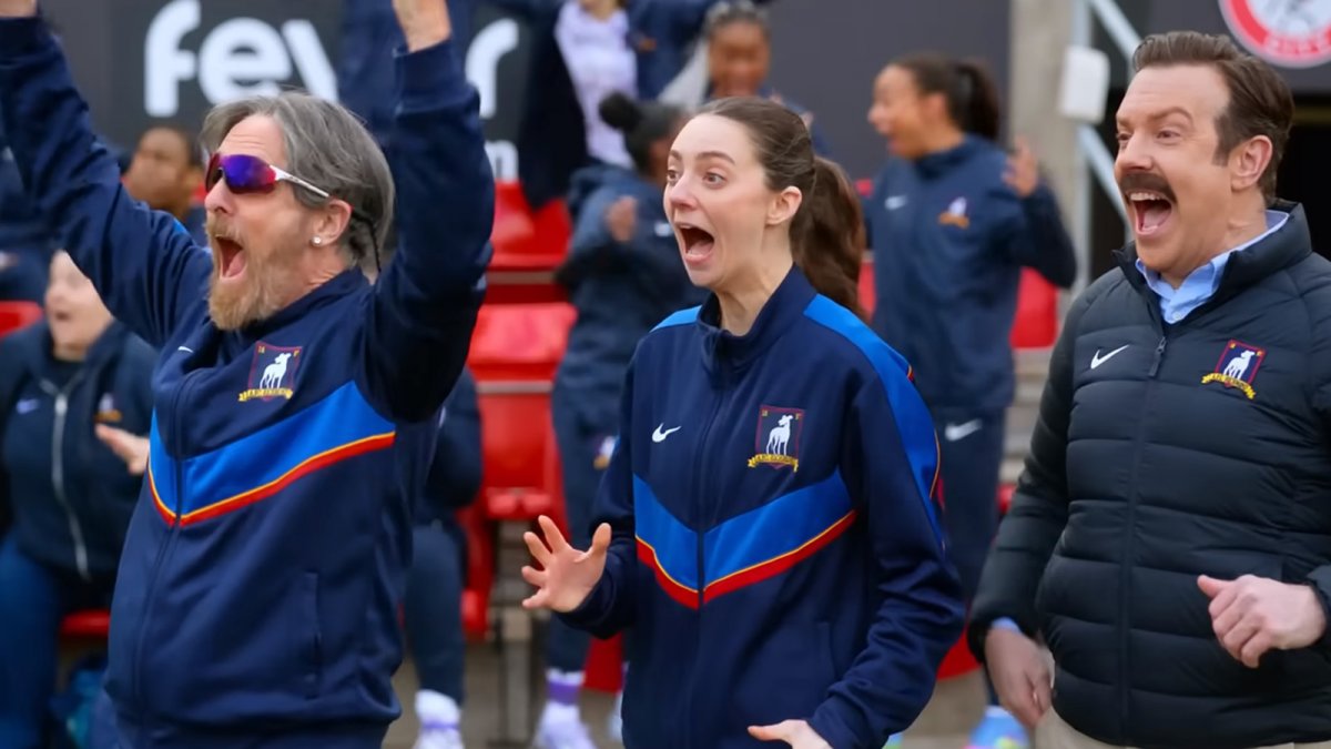 ted lasso allena una nuova squadra nel trailer che svela la data di uscita della stagione 4