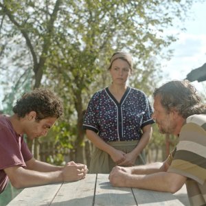 Tre chilometri alla fine del mondo: i protagonisti in una scena