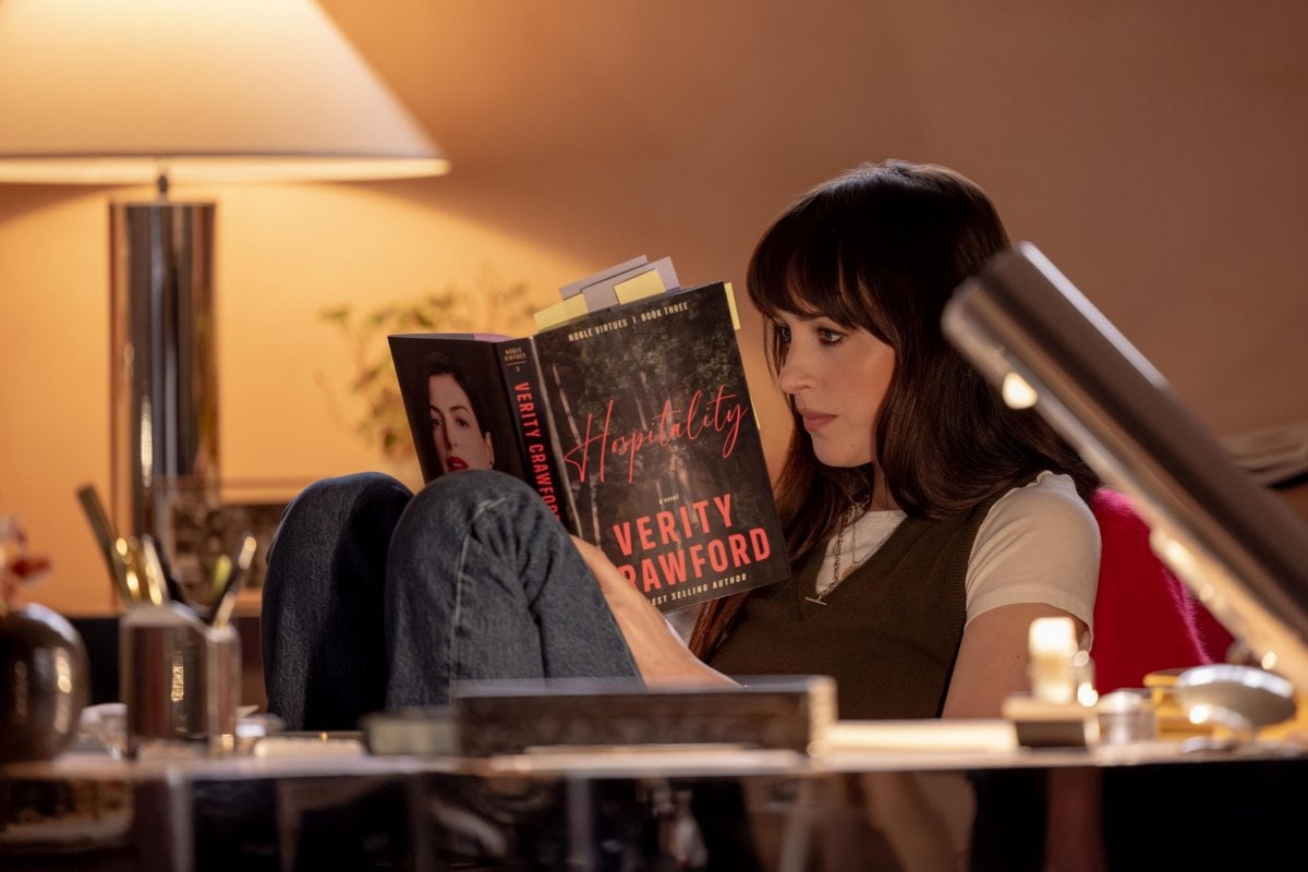 anne hathaway e dakota johnson hanno reso il film verity pi249 erotico del previsto da Movieplayer.it anne hathaway e dakota johnson hanno reso il film verity pi249 erotico del previsto