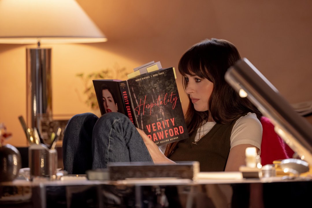 Anne Hathaway e Dakota Johnson hanno reso il film Verity più erotico del previsto