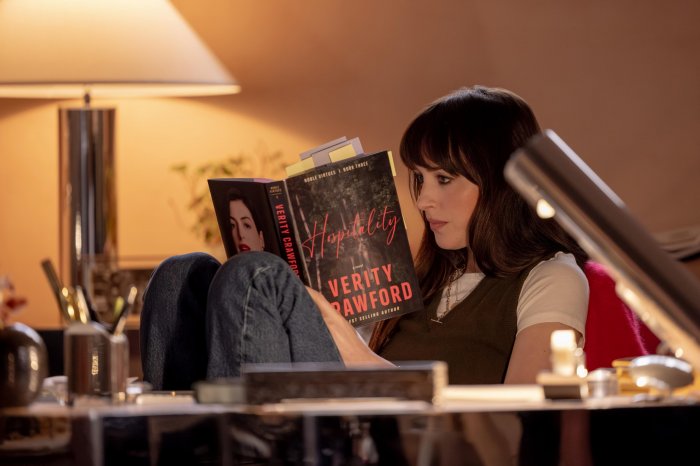 Anne Hathaway e Dakota Johnson hanno reso il film Verity più erotico del previsto