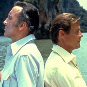 Agente 007, l'uomo dalla pistola d'oro: Roger Moore e Christopher Lee in una scena