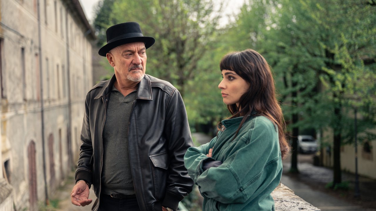 Uno sbirro in Appennino, trama dell'ultima puntata stasera su Rai 1: Benassi in pericolo, Amaranta in fuga