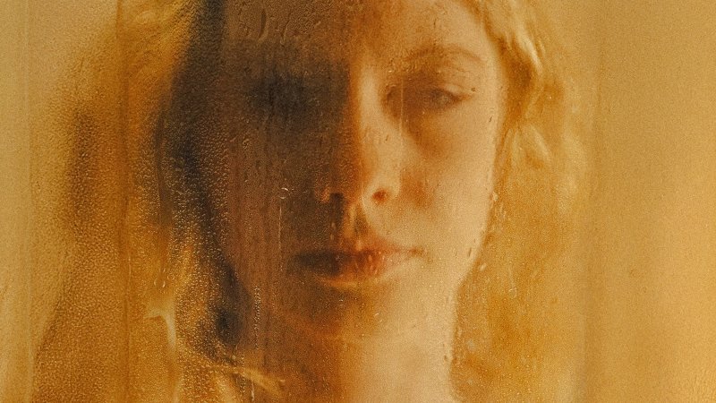 Illusione, recensione: Francesca Archibugi riflette sull'alterazione della realtà