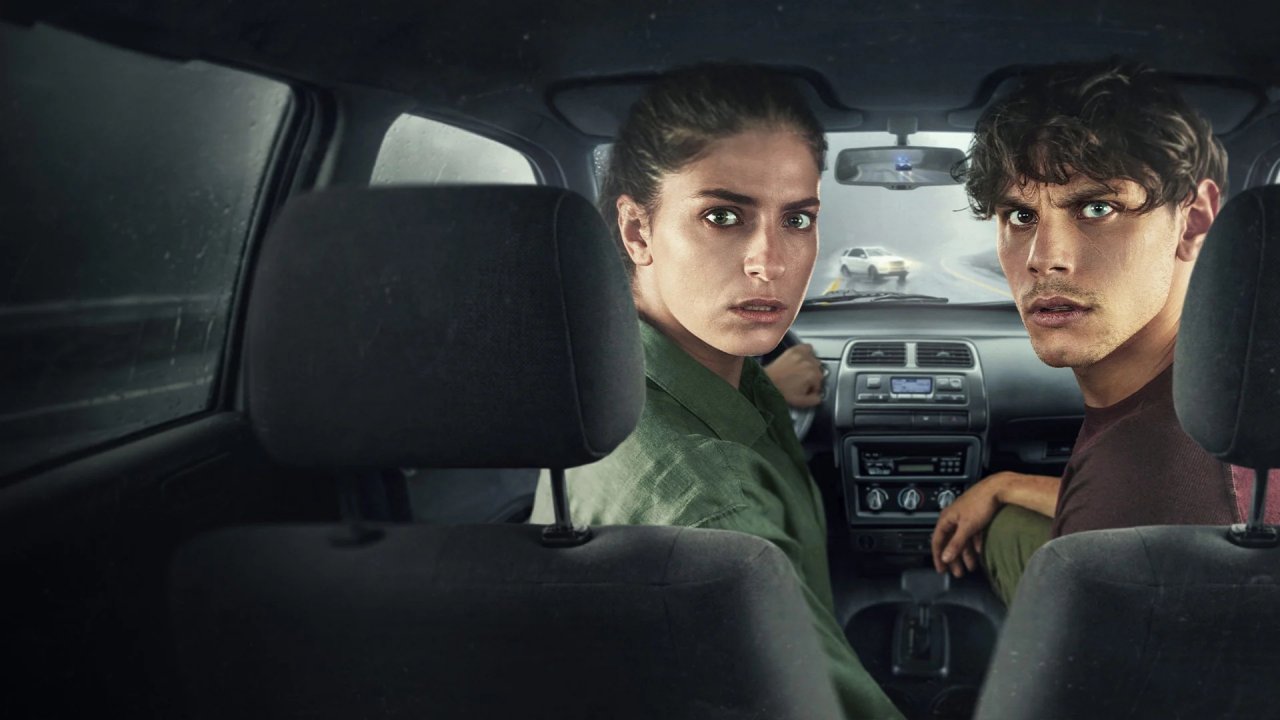 Rosa Elettrica, recensione: una serie on-the-run dai risvolti generazionali