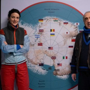 Antartica - Quasi una fiaba: Barbara Ronchi e Silvio Orlando in un'immagine