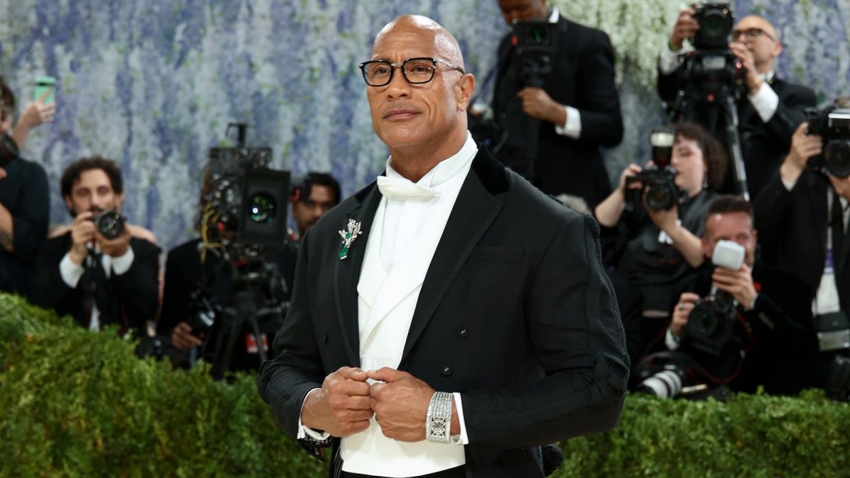 dwayne johnson con la gonna al met gala in polinesia 232 segno di virilit224 da Movieplayer.it dwayne johnson con la gonna al met gala in polinesia 232 segno di virilit224