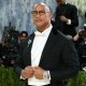 Dwayne Johnson con la gonna al Met Gala: 'In Polinesia è segno di virilità'