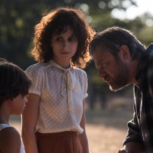 Eva: Carol Duarte, Edoardo Pesce e il piccolo Tommaso Zoppi sotto un albero