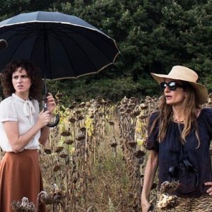 Eva: la regista Emanuela Rossi sul set con Carol Duarte