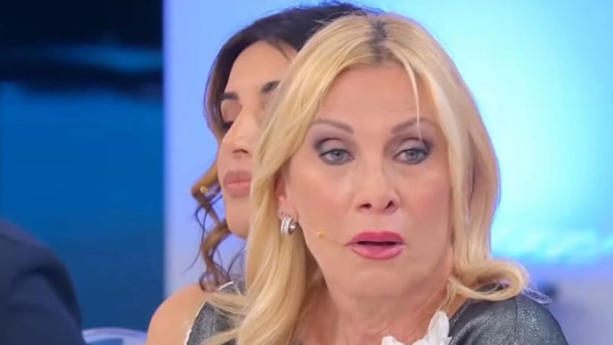 uomini e donne massimo lascia sabrina e giada segue nicola tra le lacrime da Movieplayer.it uomini e donne massimo lascia sabrina e giada segue nicola tra le lacrime