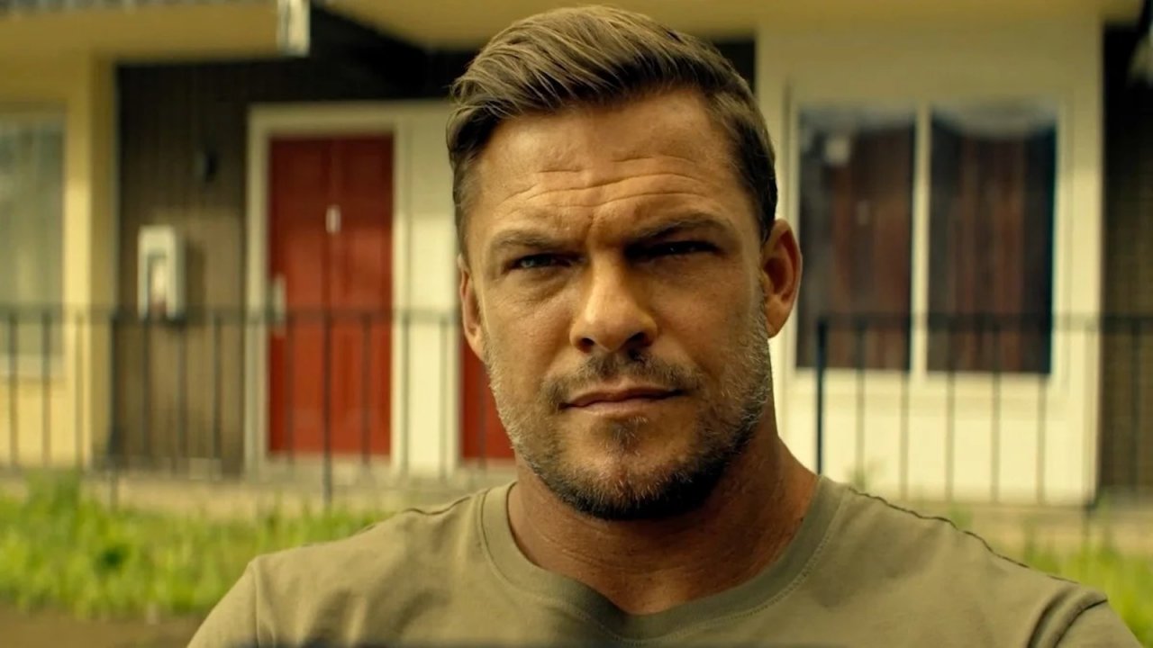 Alan Ritchson, prima di Reacher in arrivo un nuovo film dove appare irriconoscibile