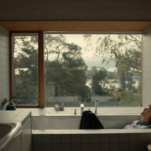 Noi due sconosciuti: Lisa Loven Kongsli nella vasca da bagno vuota