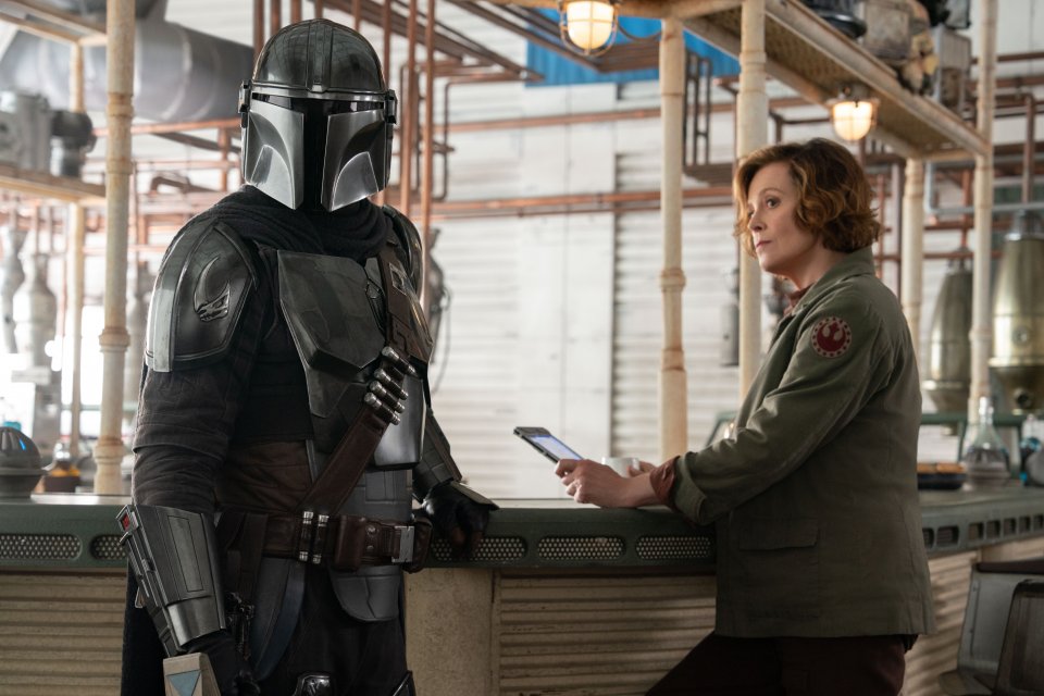 Star Wars The Mandalorian And Grogu Sigourney Weaver Con Il Mandaloriano