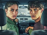 Rosa Elettrica, recensione: una serie on-the-run dai risvolti generazionali