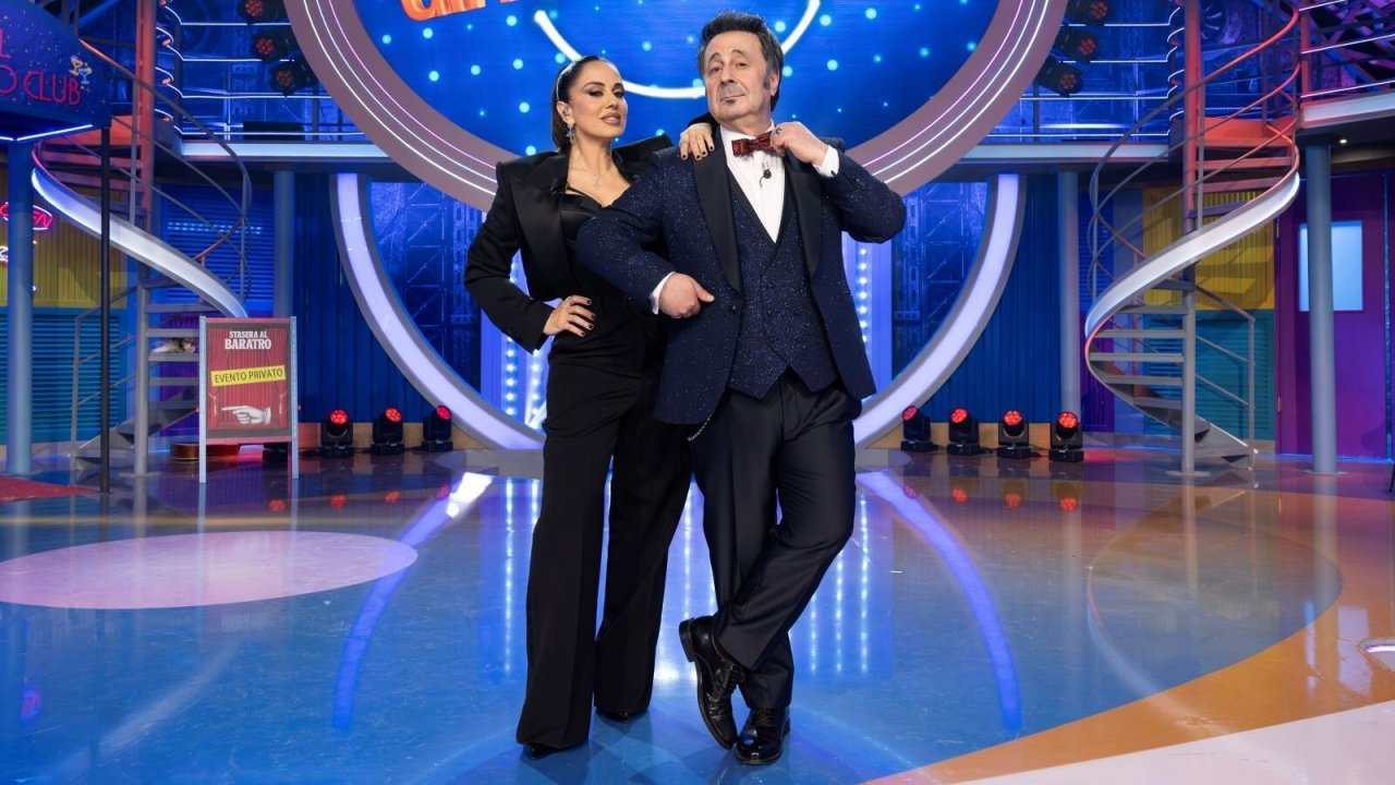 Gialappashow su TV8 Paola Iezzi co-conduttrice, ospiti e parodie di stasera 11 maggio