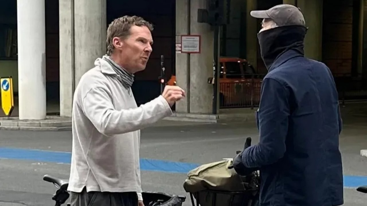 Benedict Cumberbatch litiga con un ciclista per le strade di Londra: il video è virale