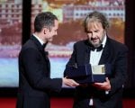 Elijah Wood consegna la Palma d'oro alla carriera a Peter Jackson: 'Mi ha cambiato la vita'