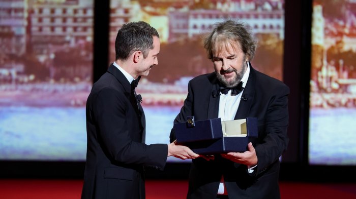 Elijah Wood consegna la Palma d'oro alla carriera a Peter Jackson: 'Mi ha cambiato la vita'