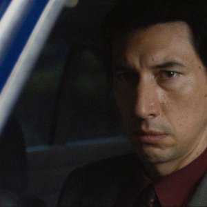 Paper Tiger: un primo piano di Adam Driver in automobile