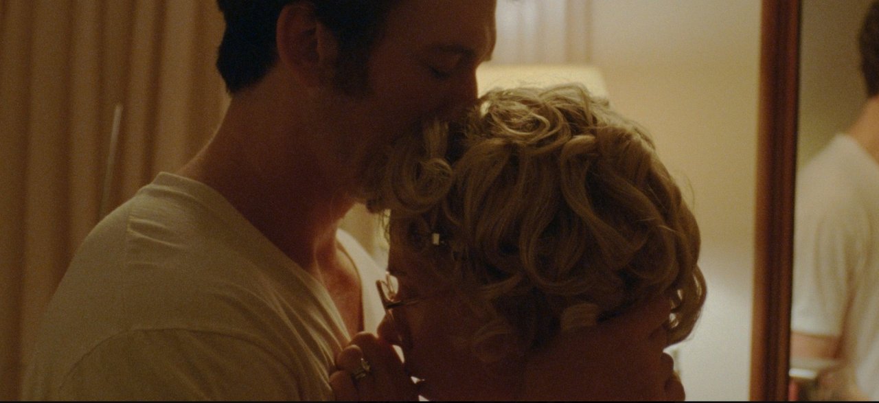 Scarlett Johansson e Miles Teller irriconoscibili nelle prime foto di Paper Tiger