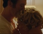 Scarlett Johansson e Miles Teller irriconoscibili nelle prime foto di Paper Tiger