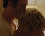 Scarlett Johansson e Miles Teller irriconoscibili nelle prime foto di Paper Tiger