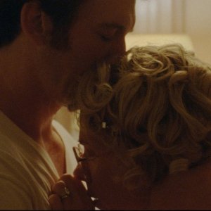 Paper Tiger: l'abbraccio tra Miles Teller e Scarlett Johansson