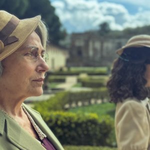 Quasi grazia: Ivana Monti e Gala Martinucci in un giardino monumentale
