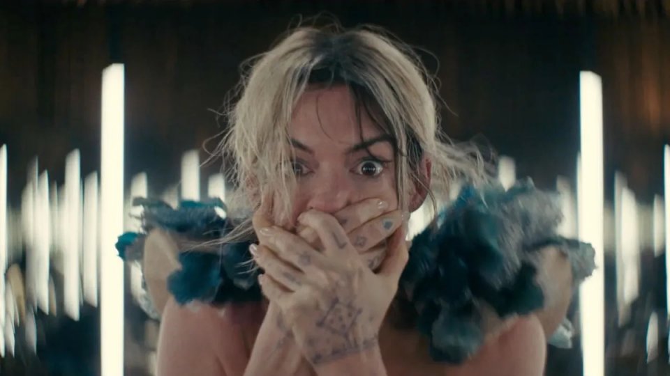 Mother Mary Anne Hathaway Scena