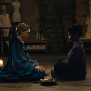 Mother Mary: Anne Hathaway e Michael Coel durante la séance