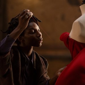 Mother Mary: Michael Coel all'opera mentre crea l'abito di scena perfetto