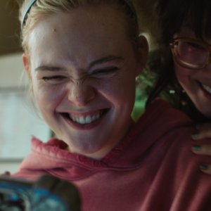 Thaddea Graham con Elle Fanning in Margo ha problemi di soldi