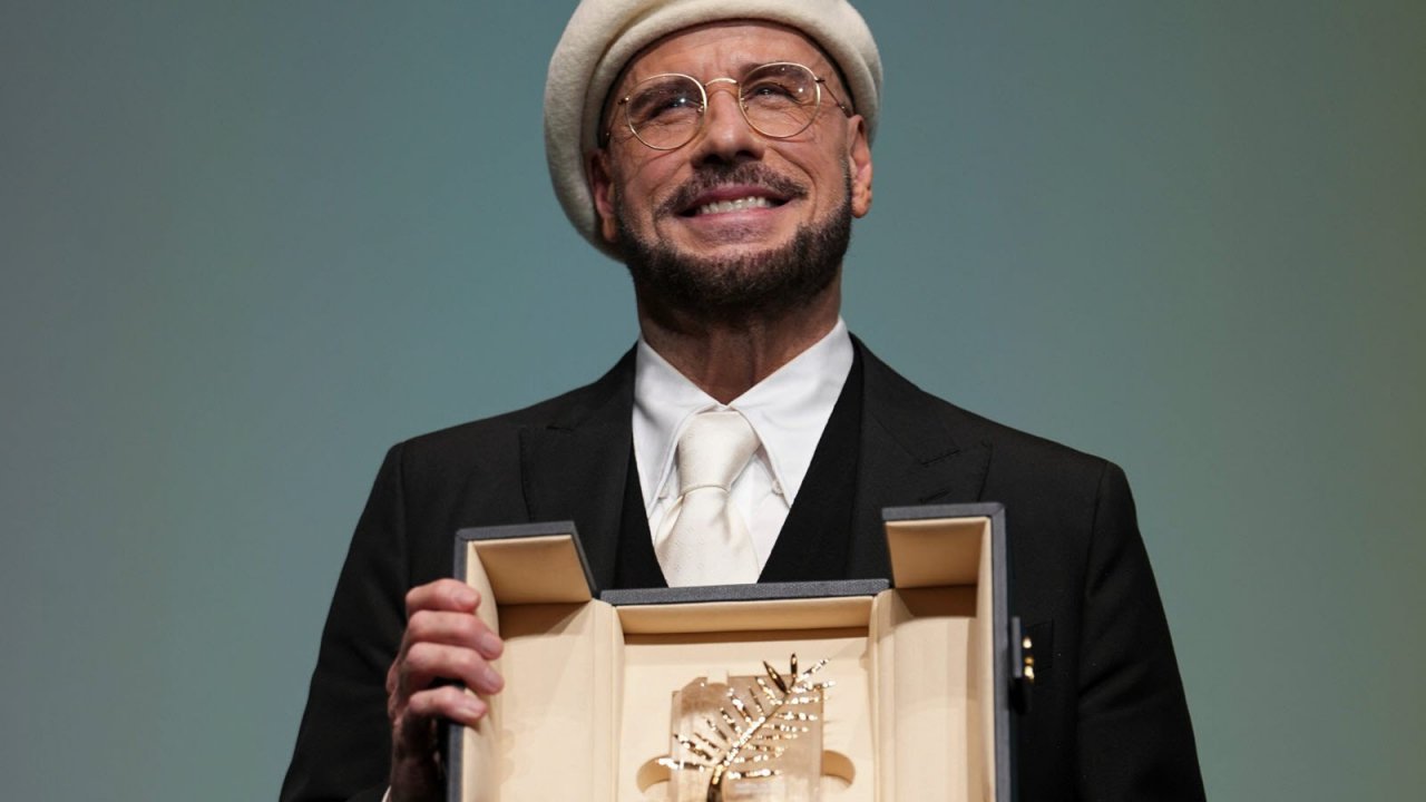 John Travolta premiato a sorpresa a Cannes 2026 con una Palma d'oro onoraria